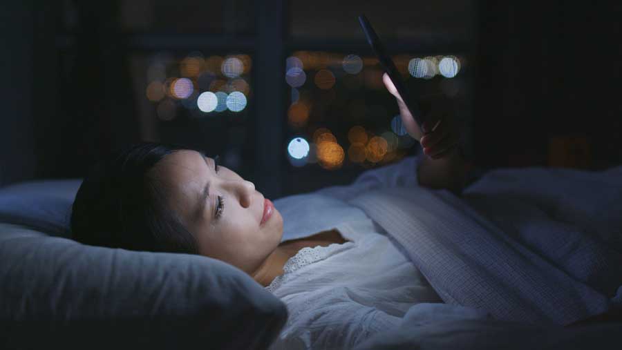 turn on iphone night shift mode at night easy to lose sleep 1