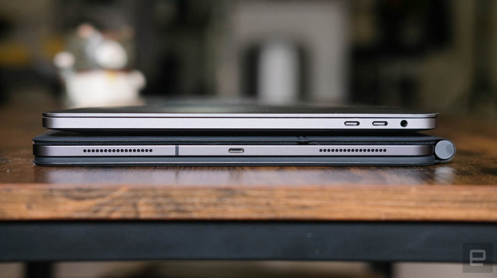 iPad Pro巧妙鍵盤與13吋 MacBook 厚度比較（圖片來源engadget）