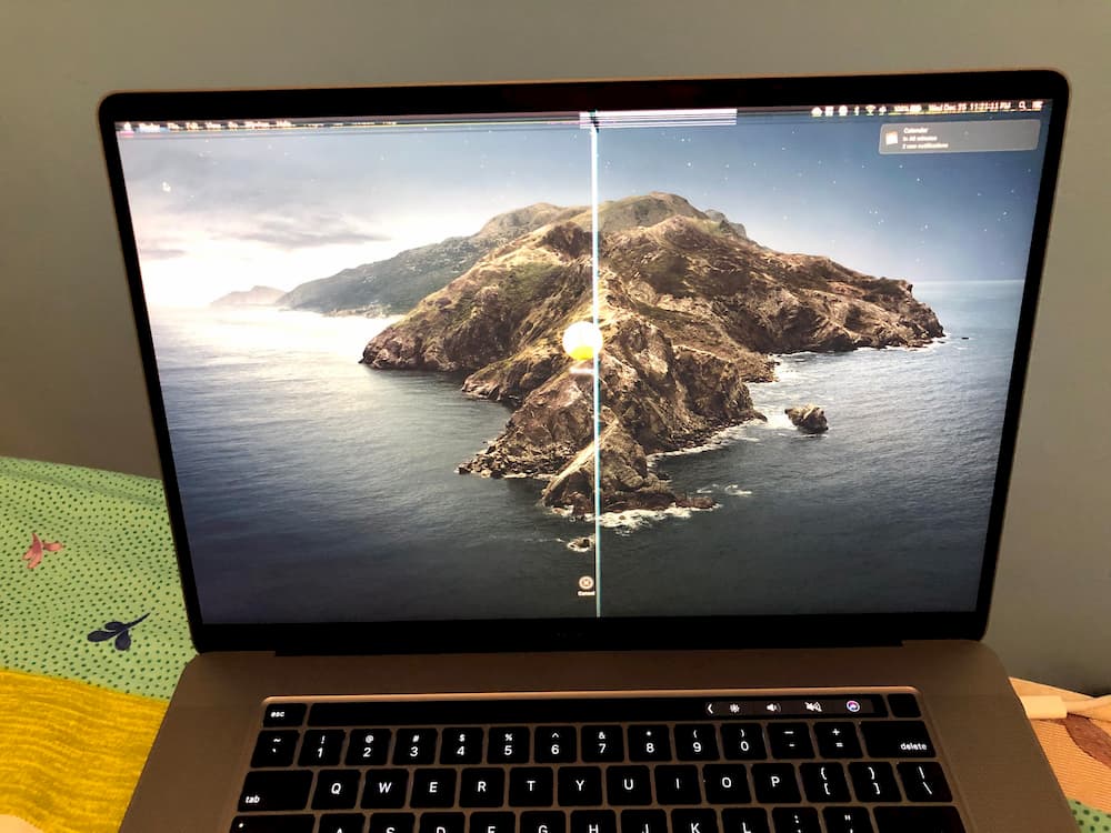 MacBook Pro貼上鏡頭蓋後造成螢幕破裂
