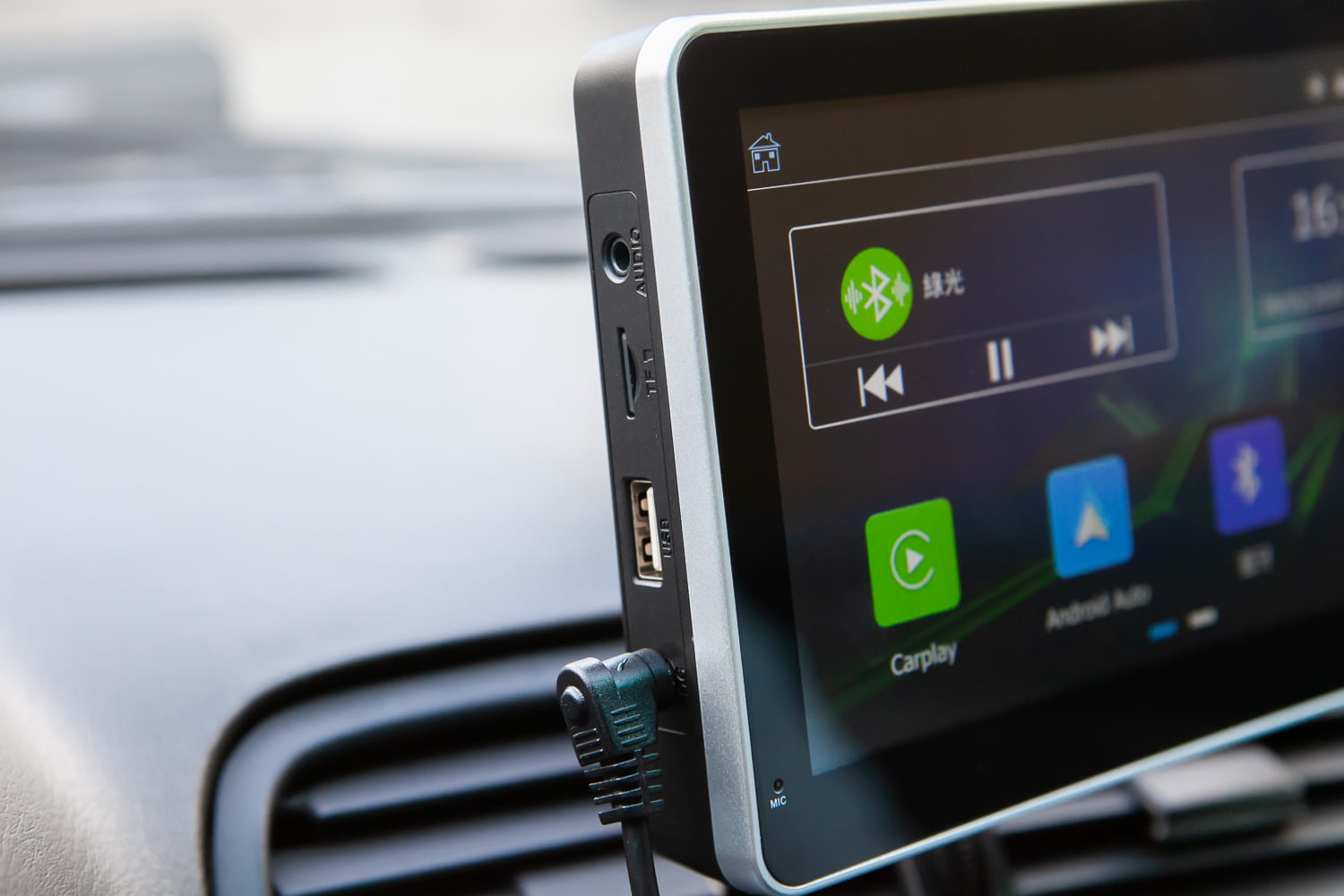 Apple CarPlay 免換車、免改裝，接上這台主機就能享有