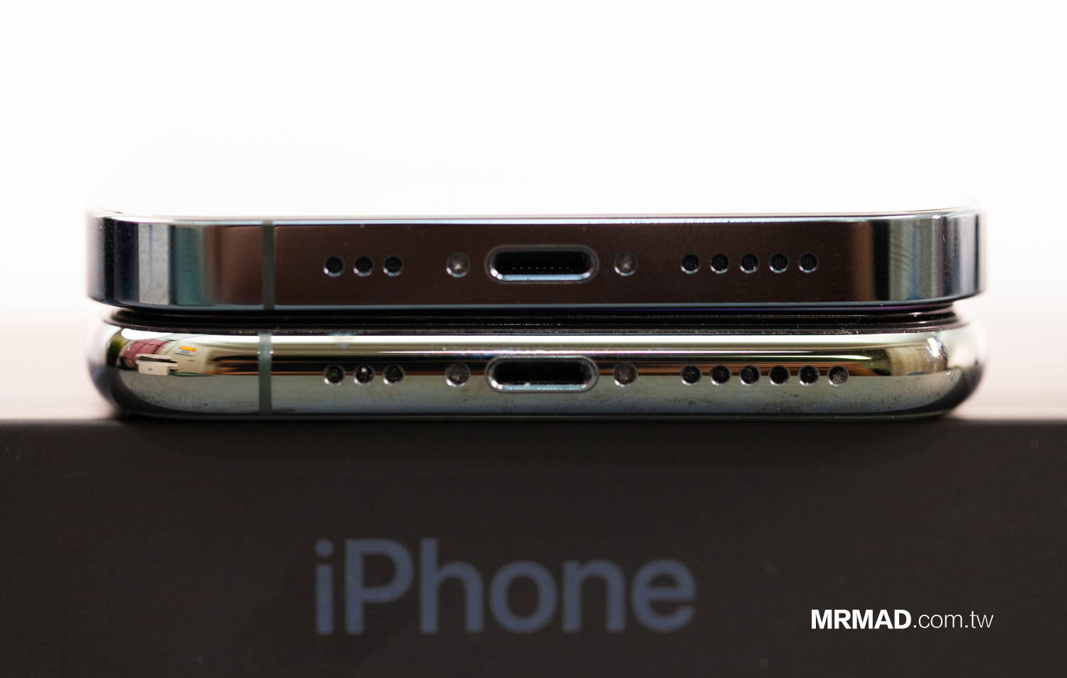 iPhone 12 Pro 底部立體聲揚聲器