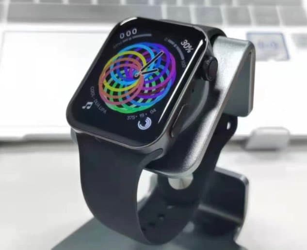 Apple Watch Series 7模型機實體照片，搭配watchOS畫面
