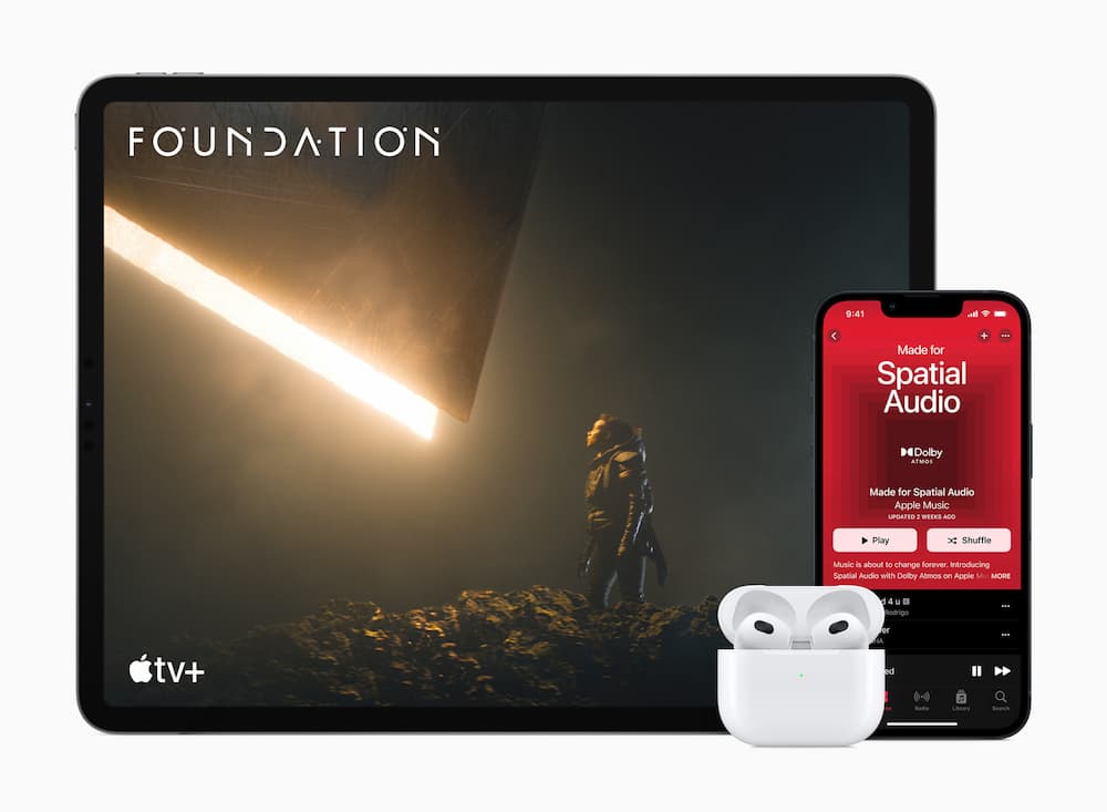 AirPods 使用者可在各種 Apple 裝置上享受 Apple Music 中支援杜比全景聲的歌曲，以及具有動態頭部追蹤功能的空間音訊。