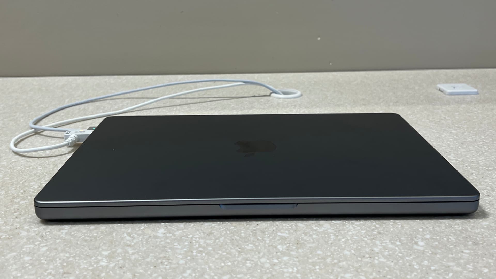蘋果 2021 款 MacBook Pro 開箱影片和外觀實機近距離搶先看1