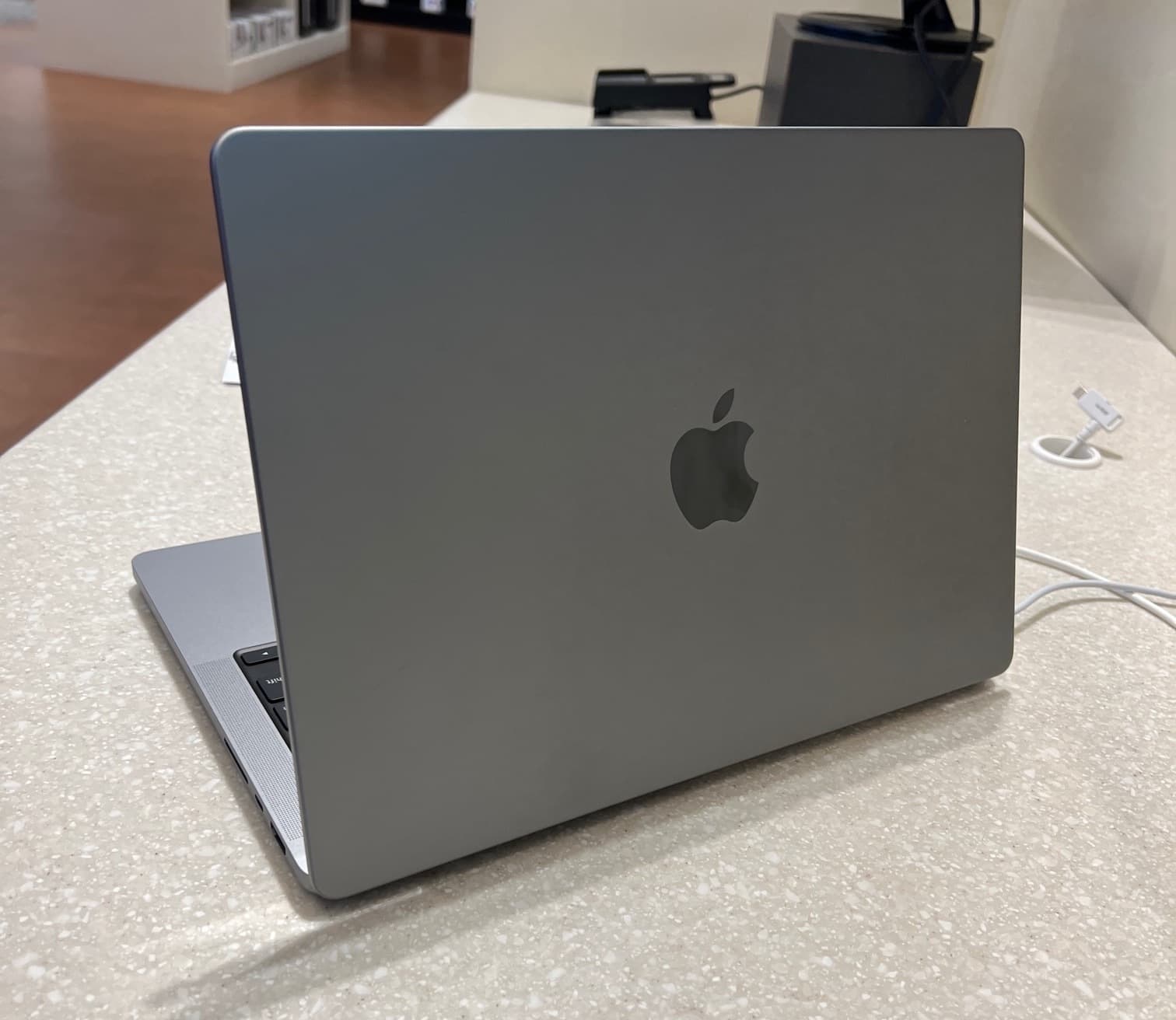 蘋果 2021 款 MacBook Pro 開箱影片和外觀實機近距離搶先看3