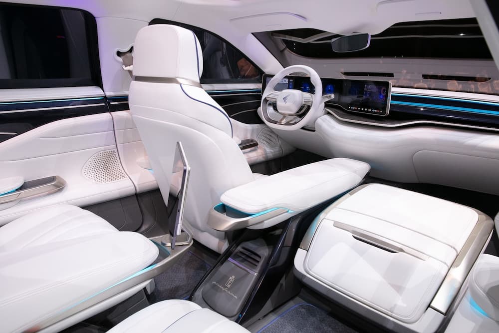 Model E車內造型，採用全白色風格涵蓋大量科技化設計