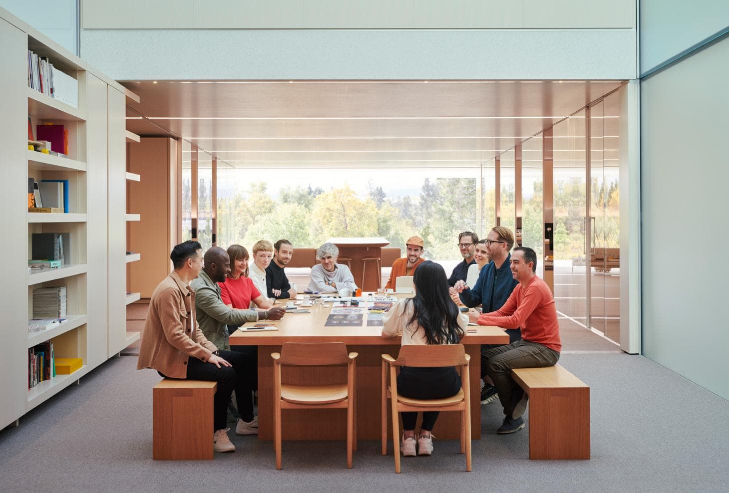 蘋果設計團隊的成員聚集在中央圖書館附近討論Apple Watch