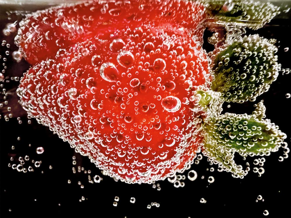 Ashley Lee (@ashley.photo) 的作品〈Strawberry in Soda〉(草莓) 。以 iPhone 13 Pro 拍攝。