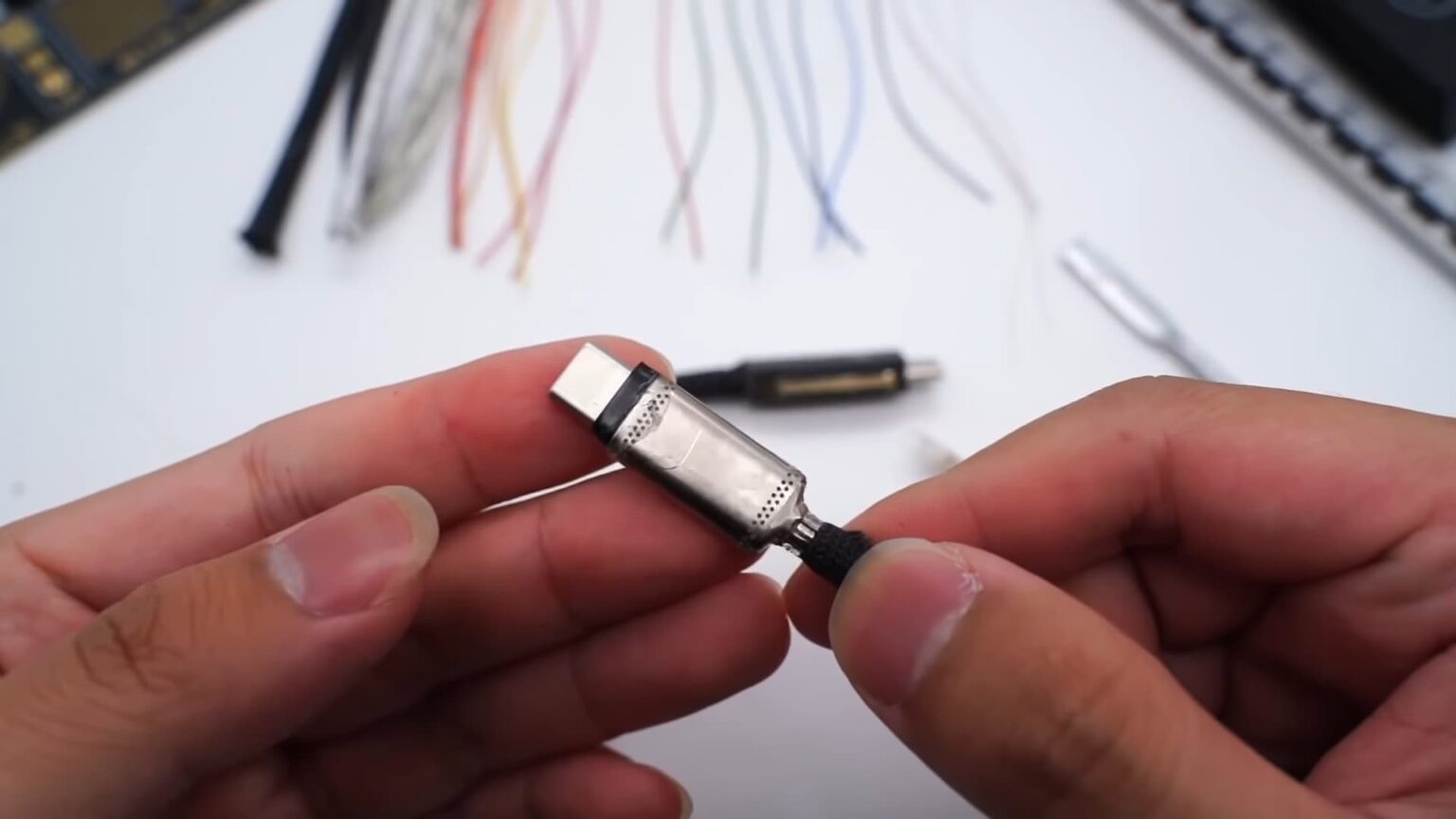 Thunderbolt 4 Pro 連接線為什麼這麼貴？拆解揭秘用料超強大 瘋先生