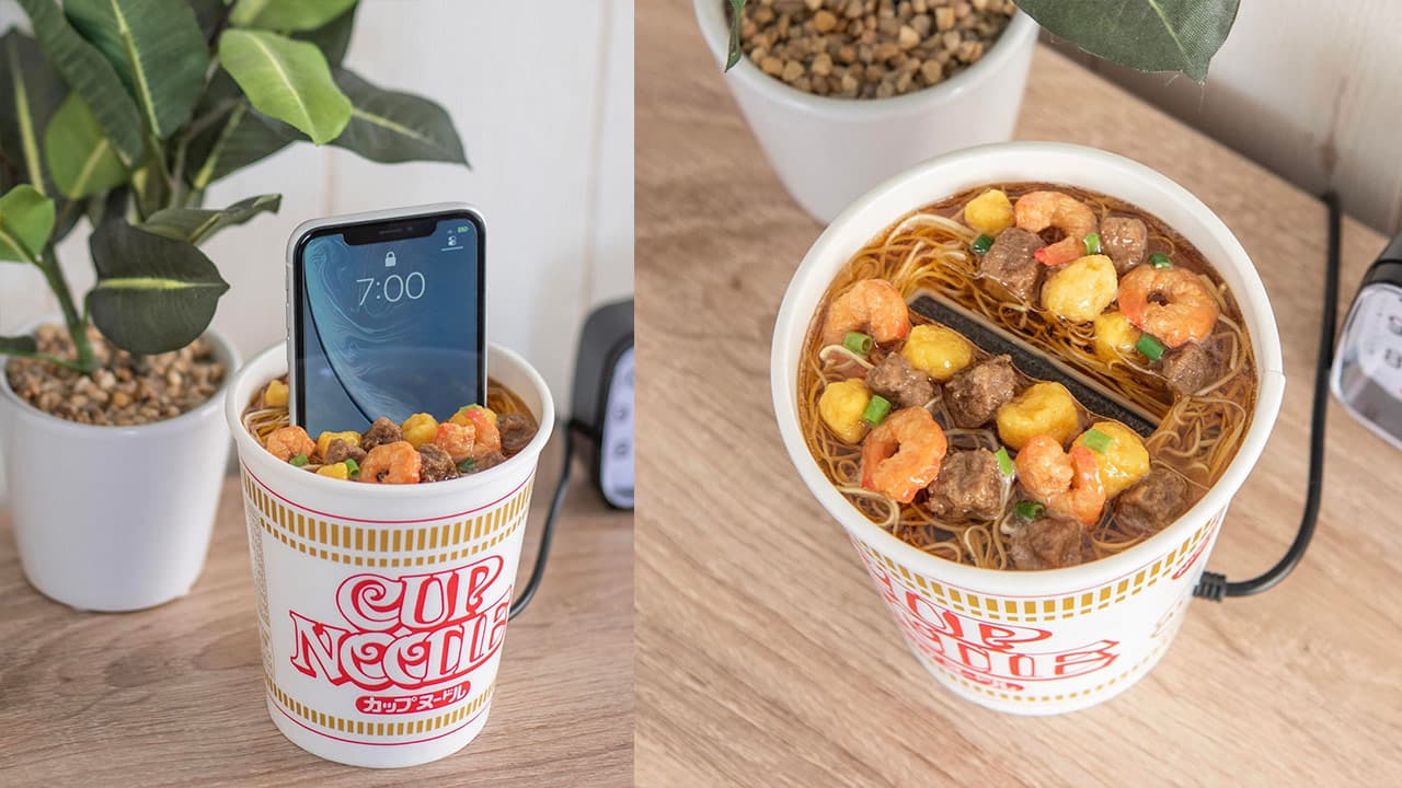 日清食品概念產品「手機杯麵充電器」，看起來真的將iPhone插在杯麵裡（來自推特cupnoodle_jp）