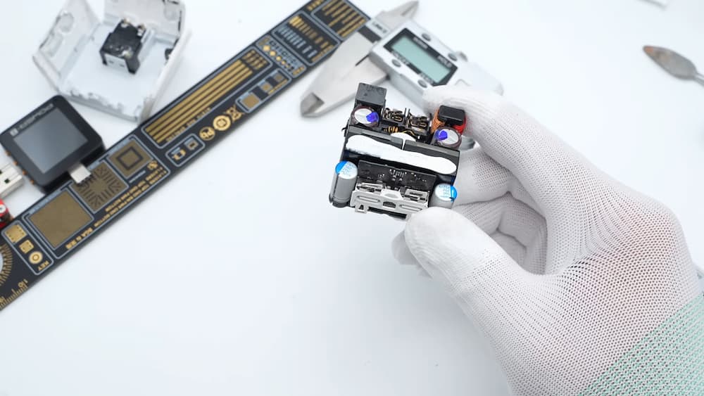 Apple 35W 雙USB-C 充電器拆解揭秘，內部設計對稱充電超悲劇8