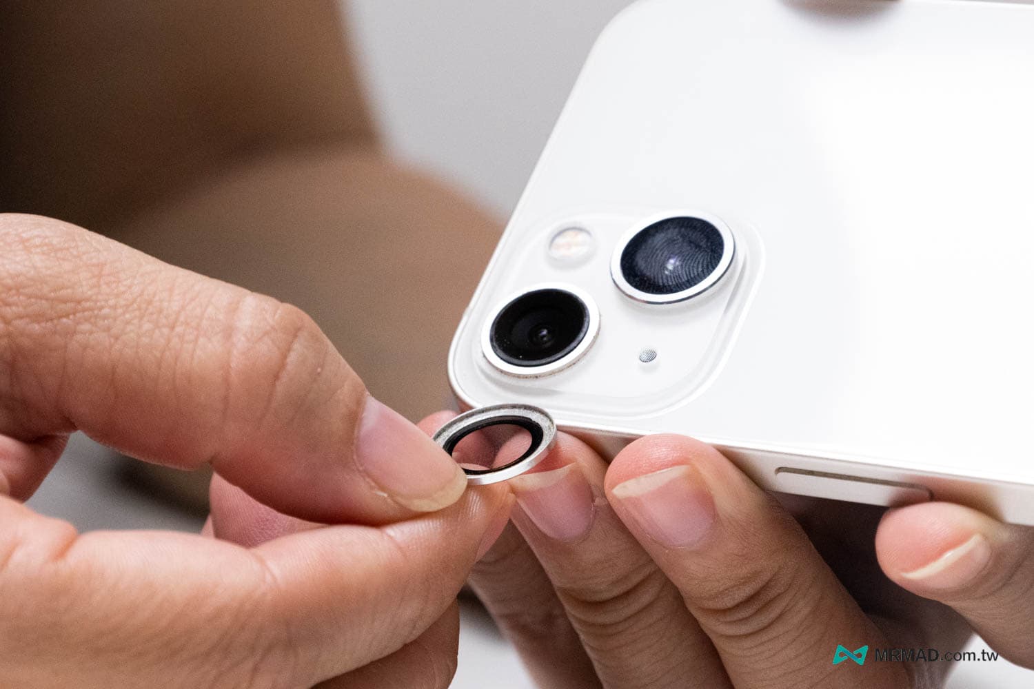 iPhone lens sticker removal skills tutorial 1
