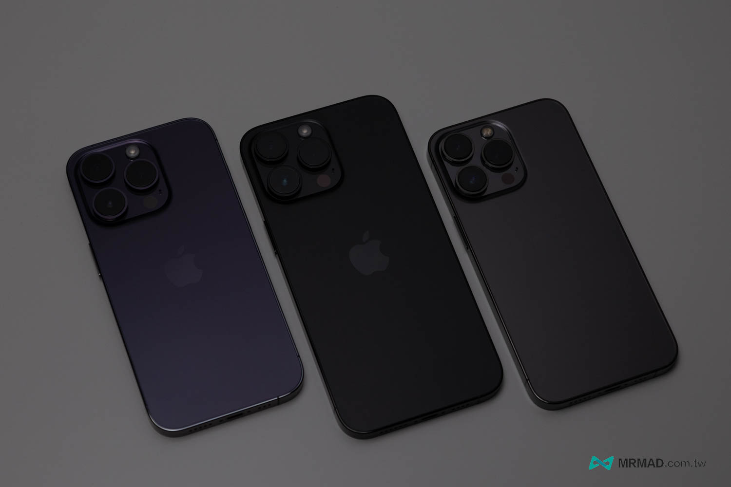從左而右分別是 iPhone 14 Pro 暗紫色、iPhone 14 Pro Max 太空黑和iPhone 13 Pro 太空灰