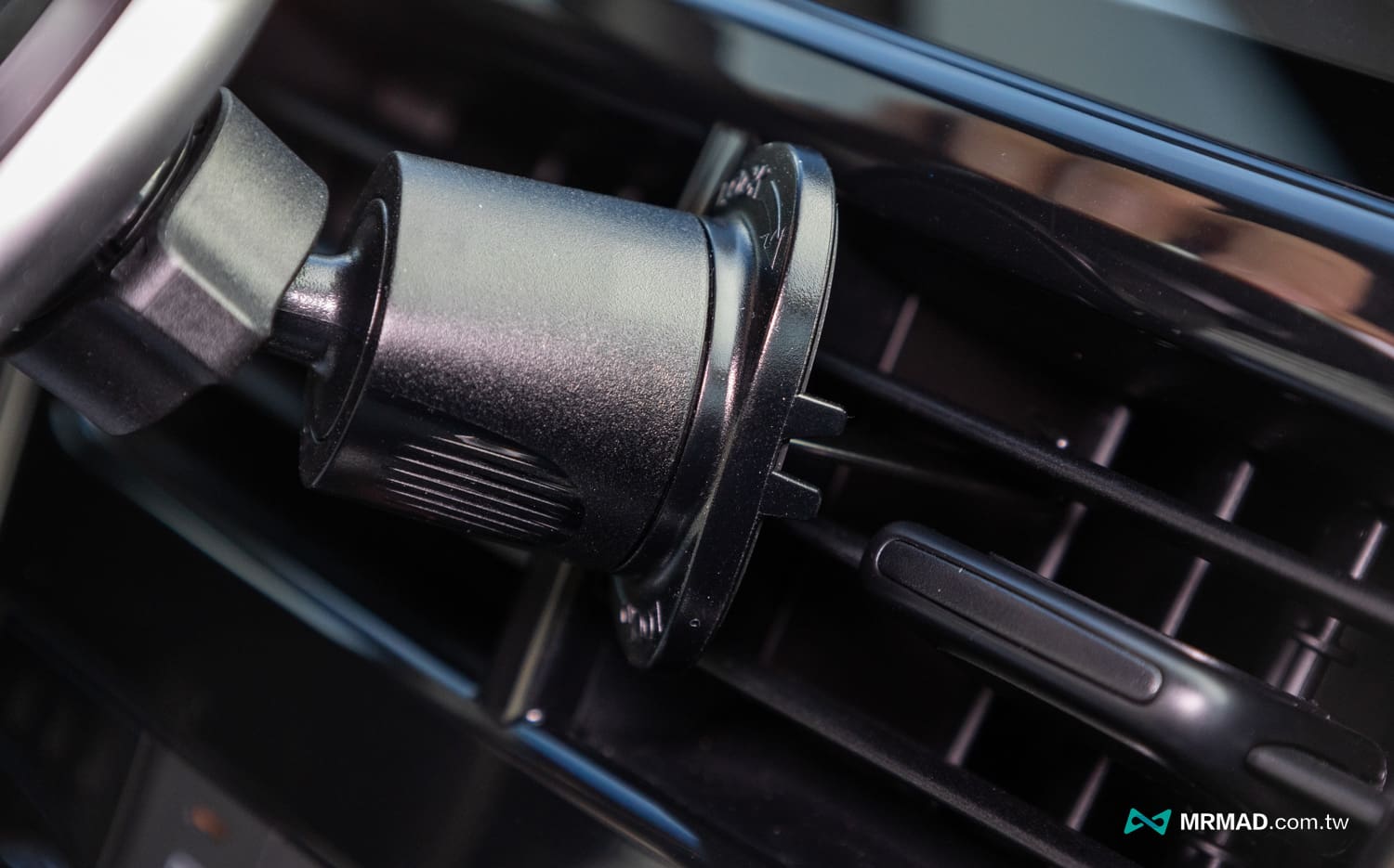 OMNIA CX2 MagSafe 磁吸車架開箱評測5