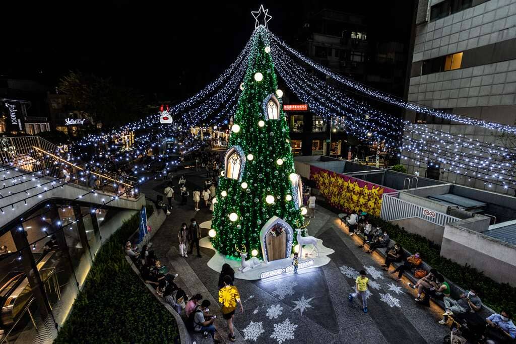 台北捷運中山站 - 北歐風雪花麋鹿聖誕樹