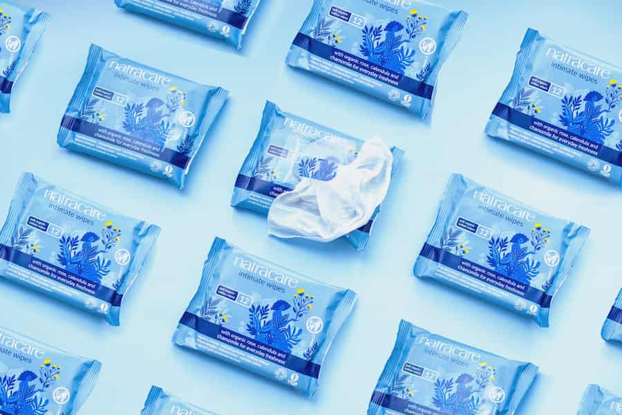 AirPods 清潔方法 1. 利用 70%～75% 酒精濕紙巾擦拭乾淨