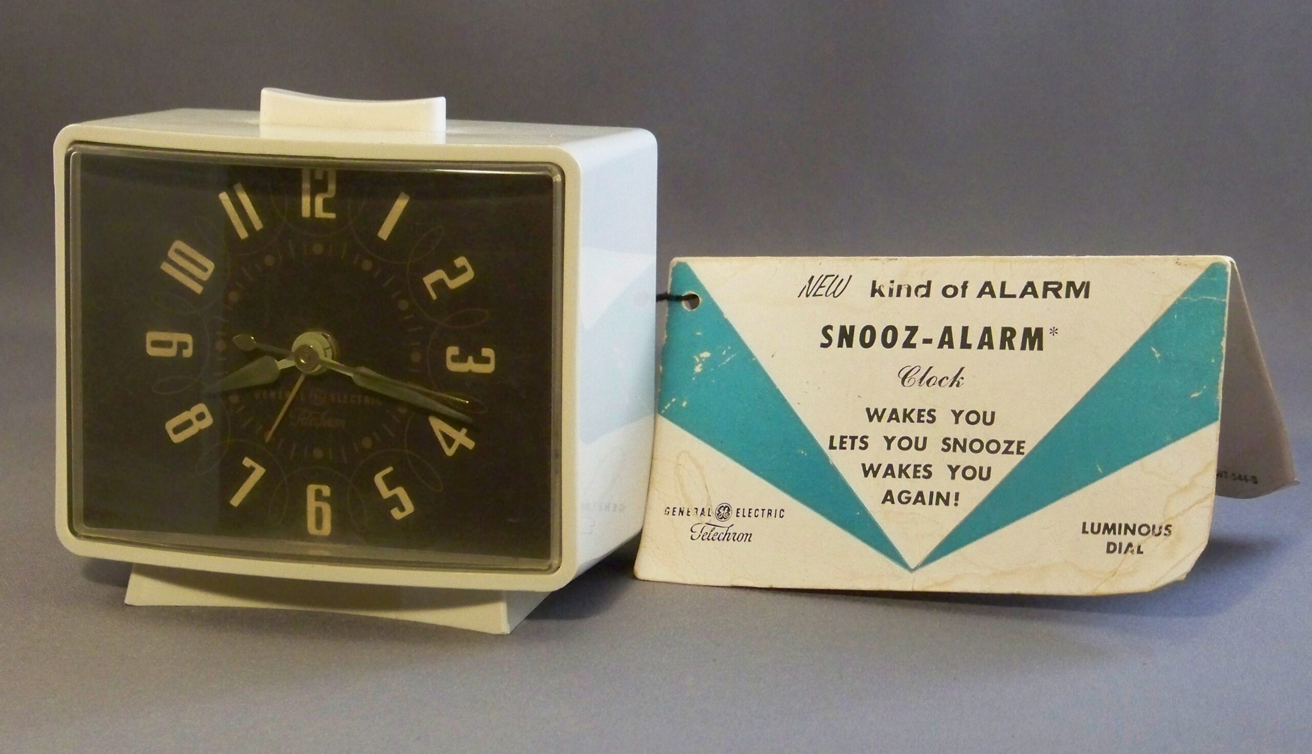  Telechron 推出的首款 Snooz-Alarm 鬧鐘 7H241 