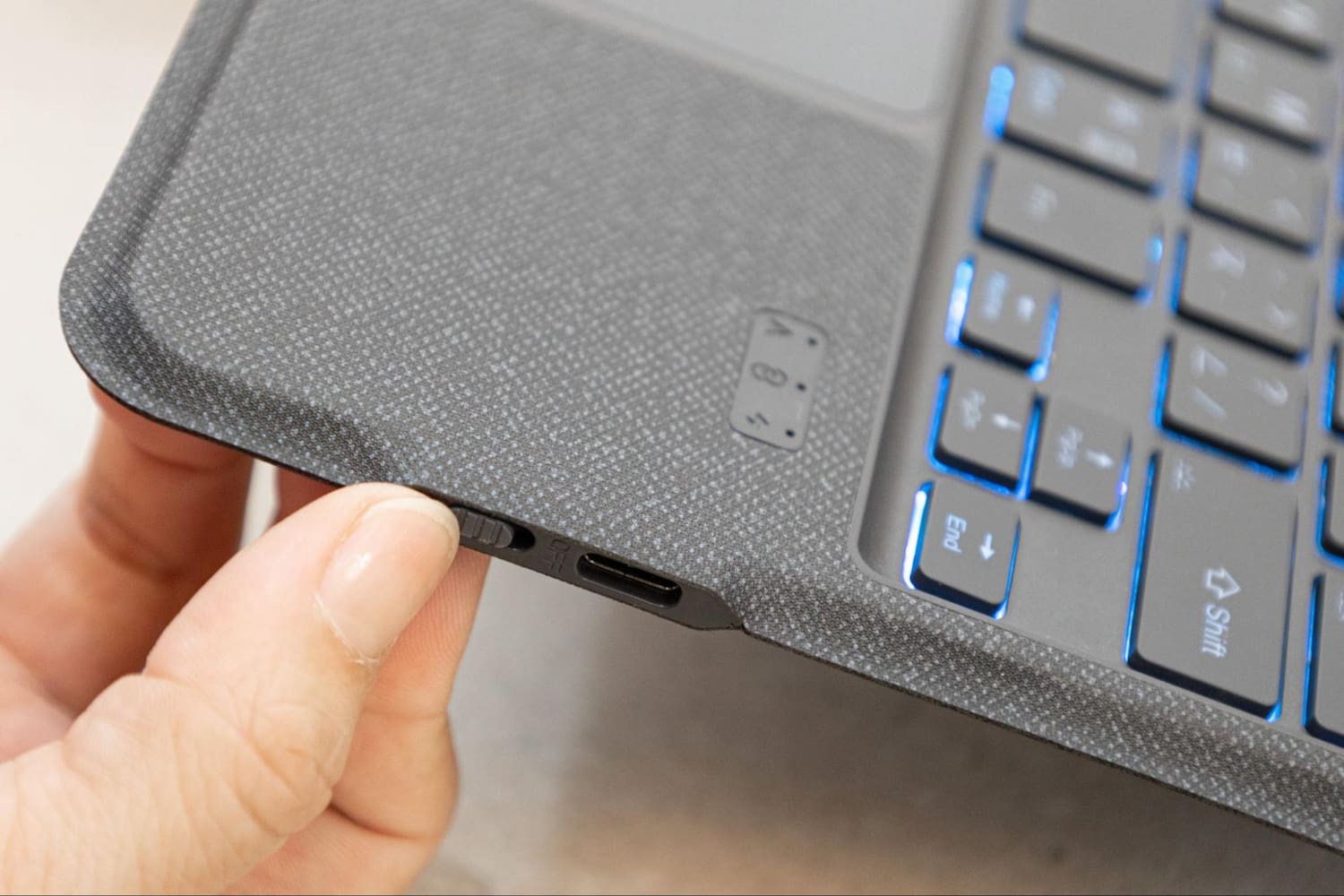 eiP Magnetix 磁吸可拆式藍芽鍵盤開箱評測：360度防護、多角度支架25