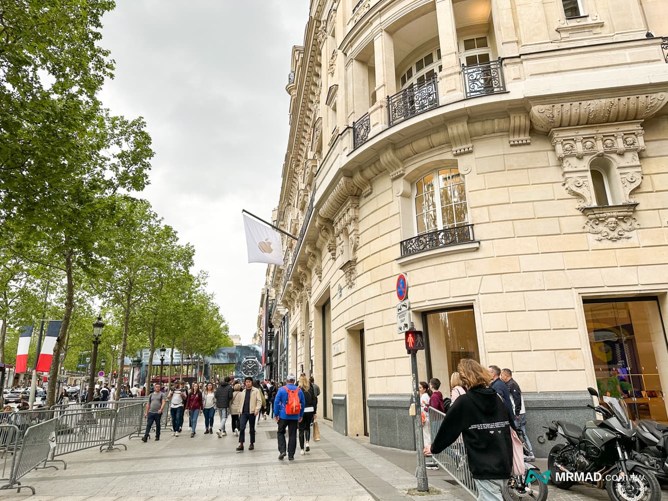 法國巴黎香榭大道Apple Store外牆保留1893年法式建築風格