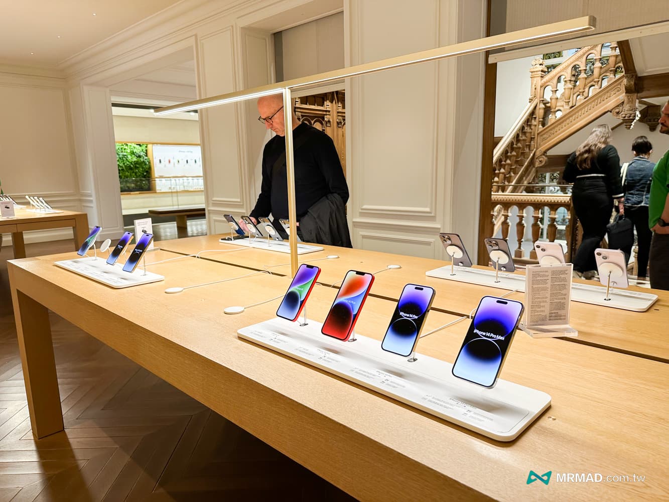 法國巴黎香榭大道Apple Store 體驗，法式建築與鑽石天窗絕美結合24