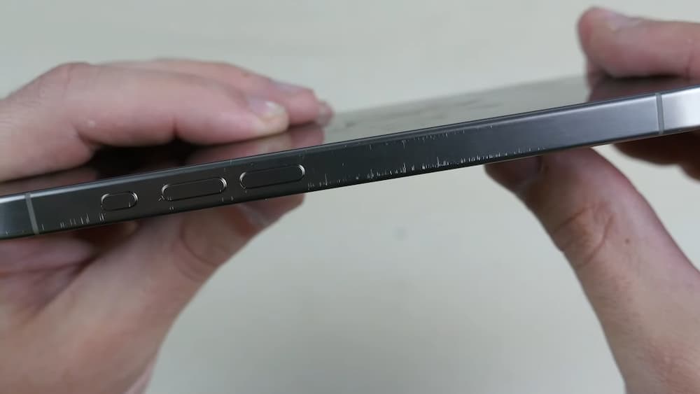 iPhone 15 Pro鈦金屬耐刮嗎？實測邊框抗刮超令人失望1