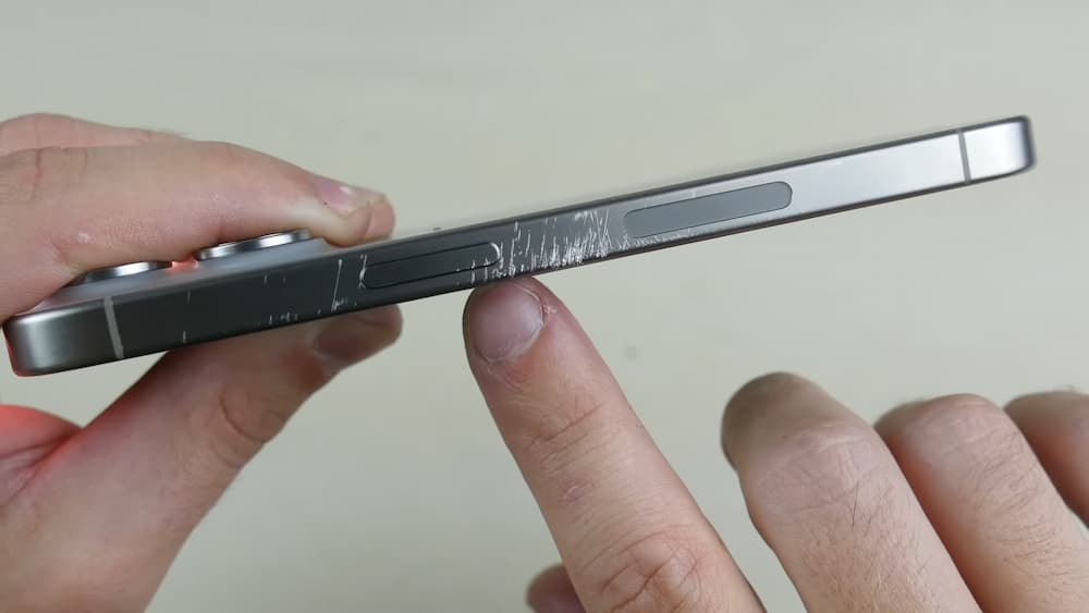 iPhone 15 Pro鈦金屬耐刮嗎？實測邊框抗刮超令人失望2