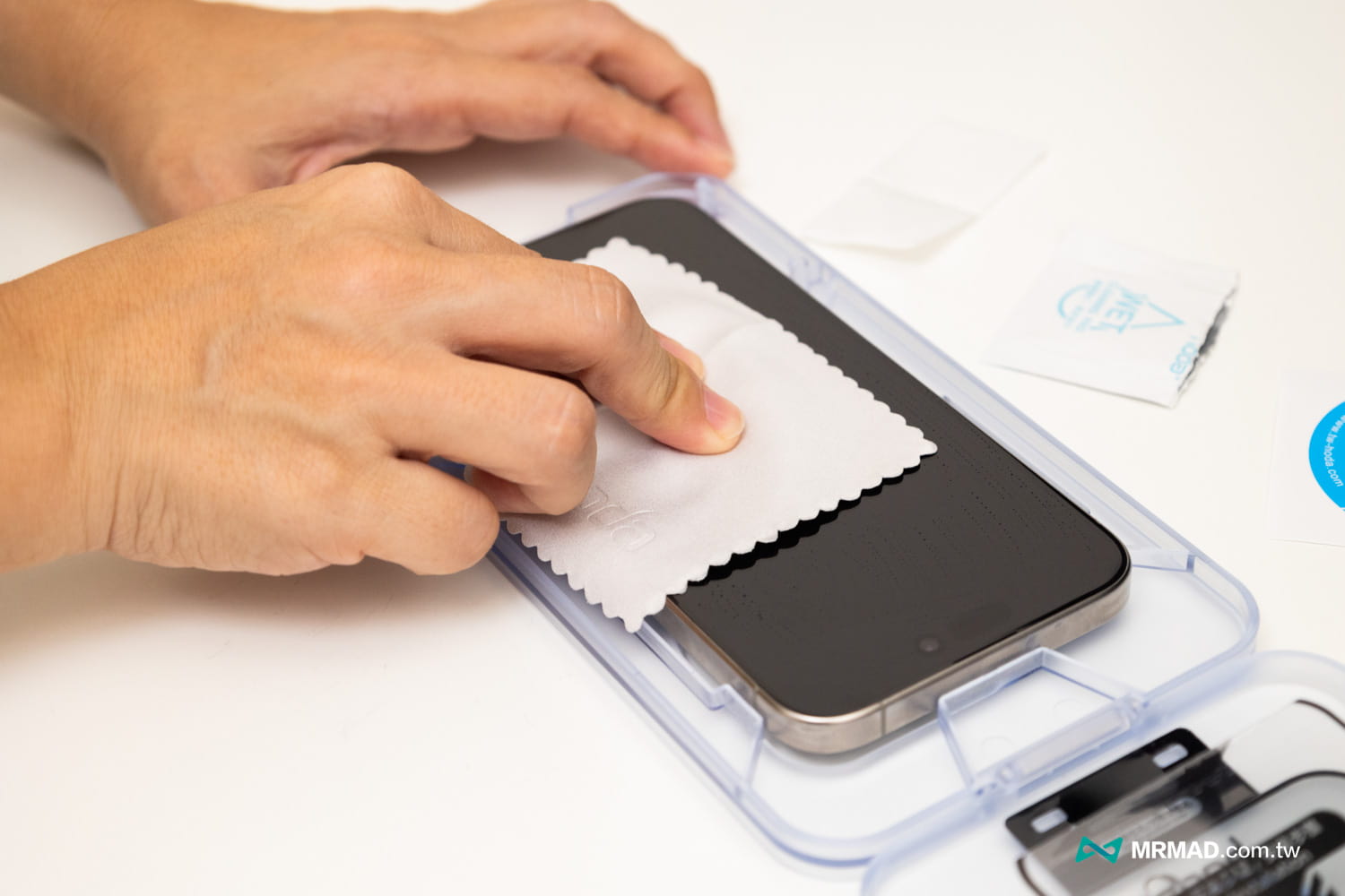 hoda iPhone 15 AR抗反射＋德國萊因認證抗藍光玻璃貼開箱評測4