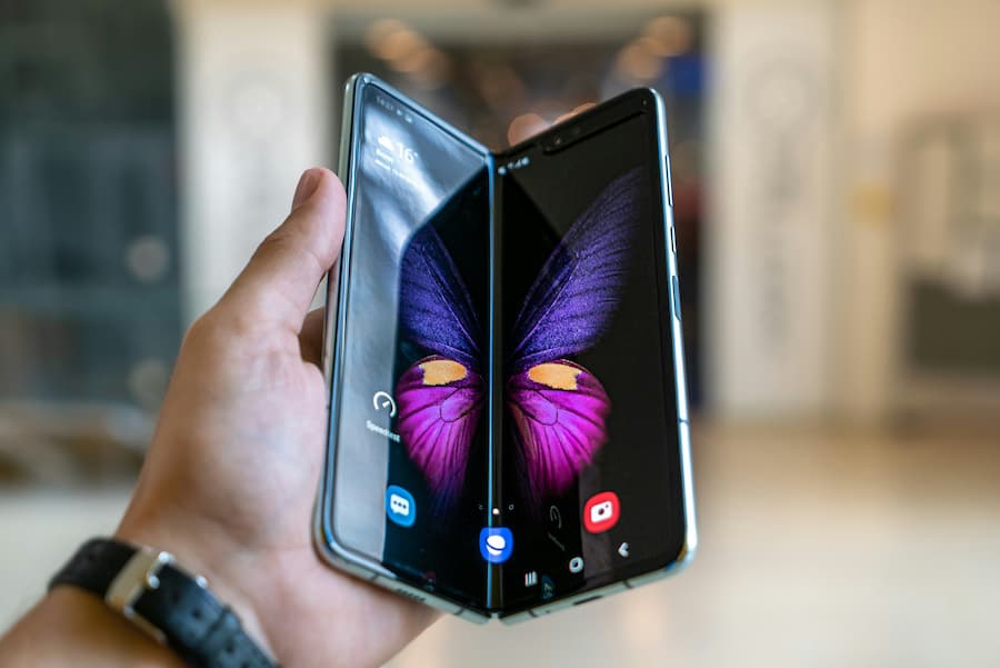 apple foldable phone screen technical issues delayed 1