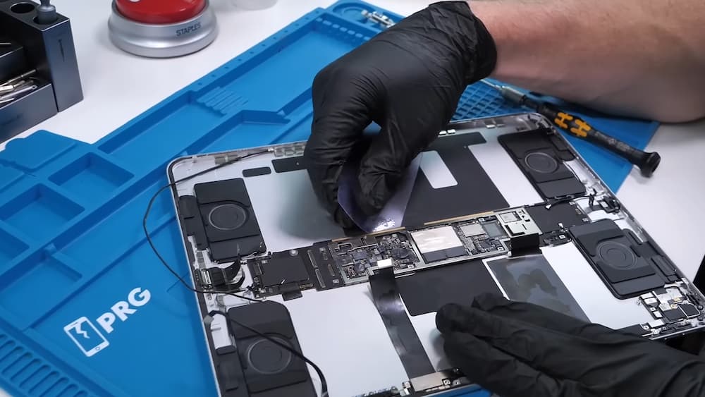 M4 iPad Pro 拆解揭開新機身內部設計