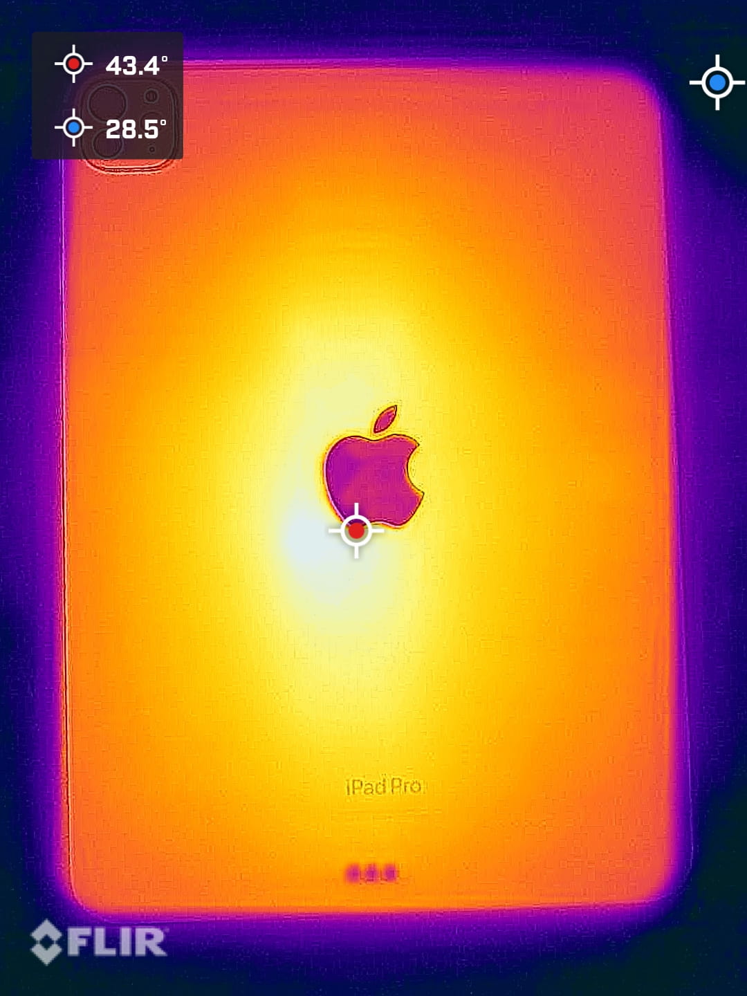 背面Apple標誌就是散熱器