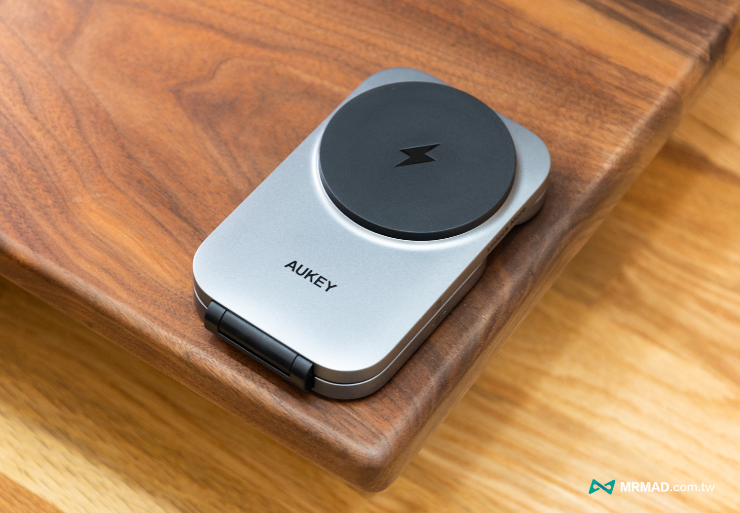 AUKEY MagFusion Z外觀設計：可折疊收納隨身帶著走