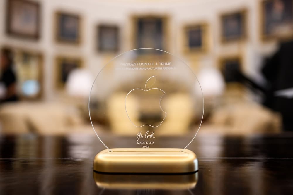蘋果庫克在白宮致贈川普百分百美製24K金底座玻璃藝術品 3