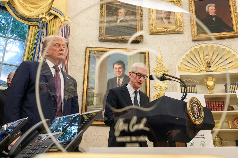 蘋果庫克在白宮致贈川普百分百美製24K金底座玻璃藝術品 1