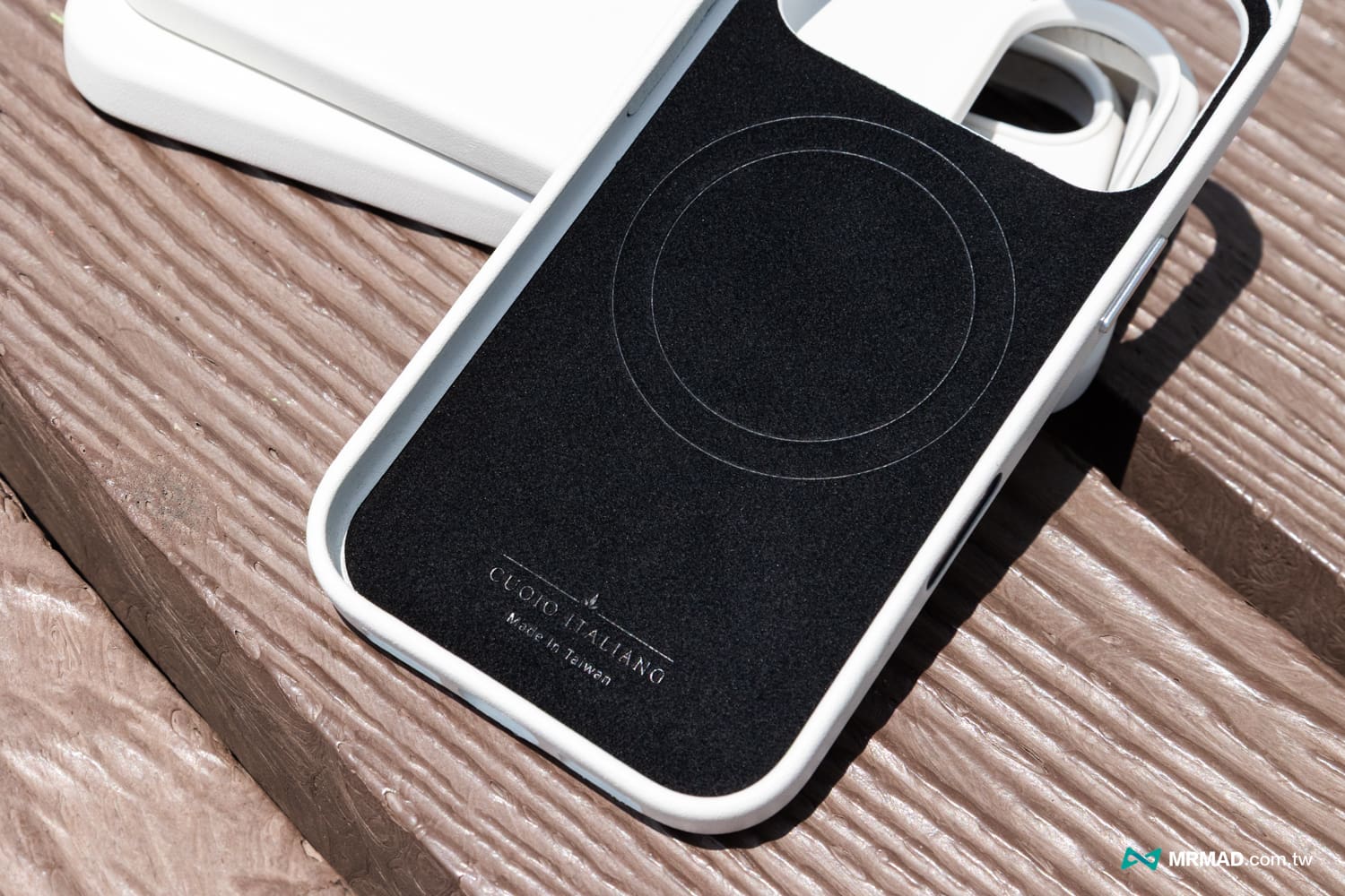 Clop 白色限定 iPhone 17皮革手機殼3