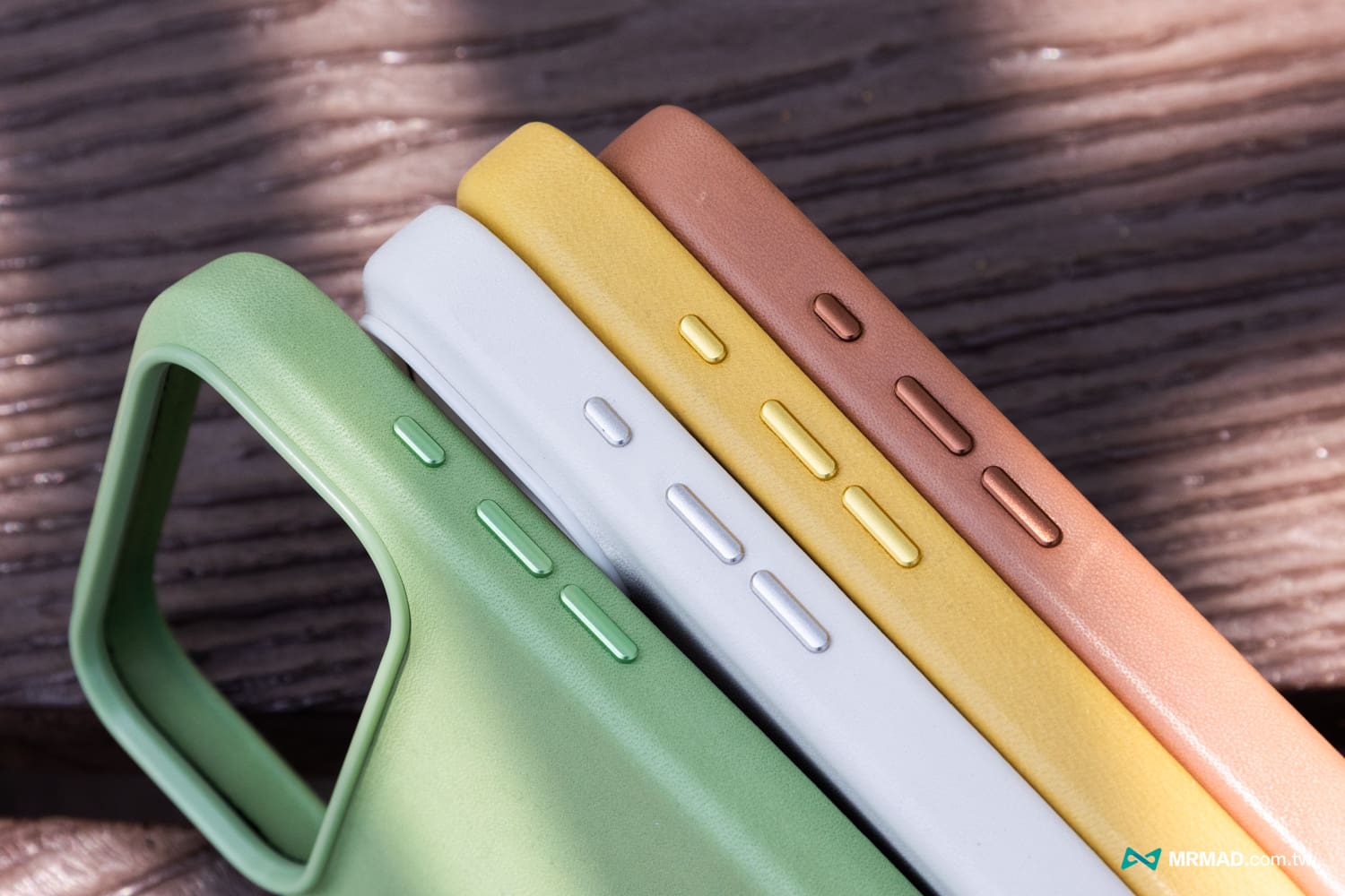 Clop 白色限定 iPhone 17皮革手機殼5