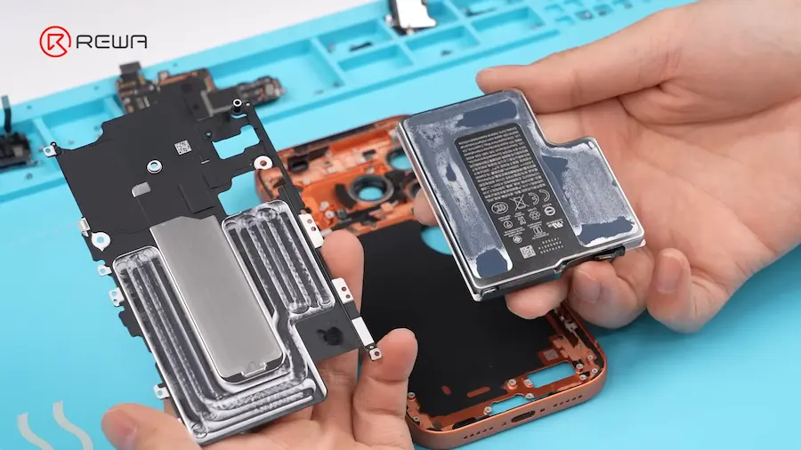 首見大面積 VC 均熱板散熱系統，搭配四層散熱膜