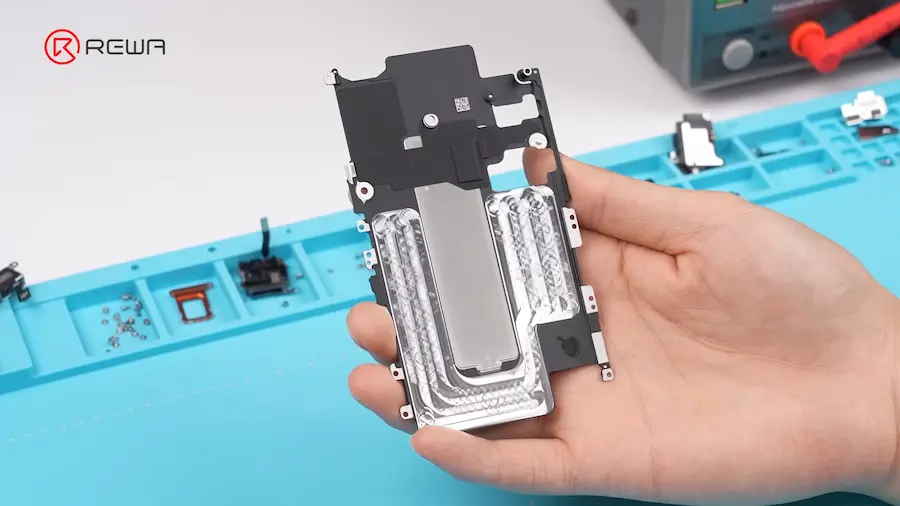 首見大面積 VC 均熱板散熱系統，搭配四層散熱膜 1