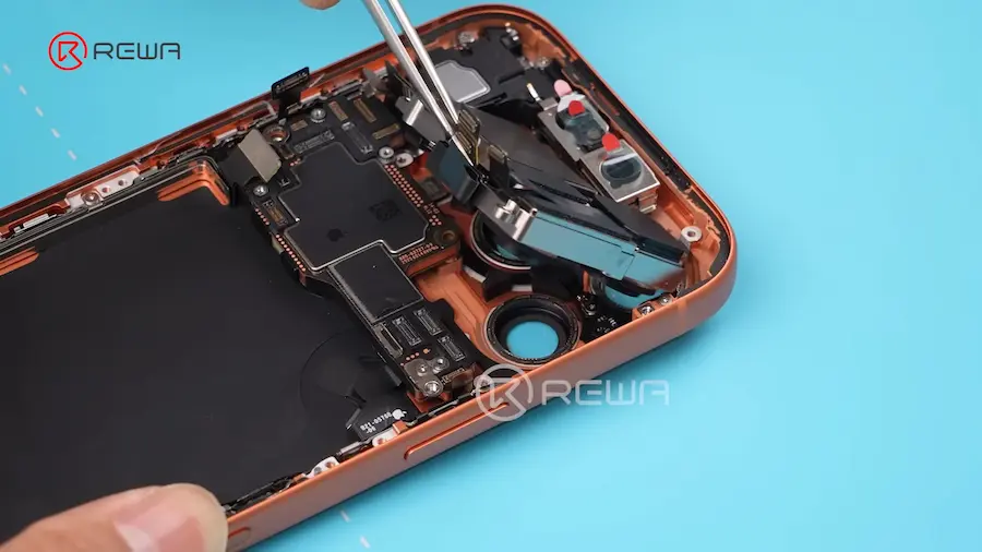 主板設計更極致：雙層堆疊 + 高集成度