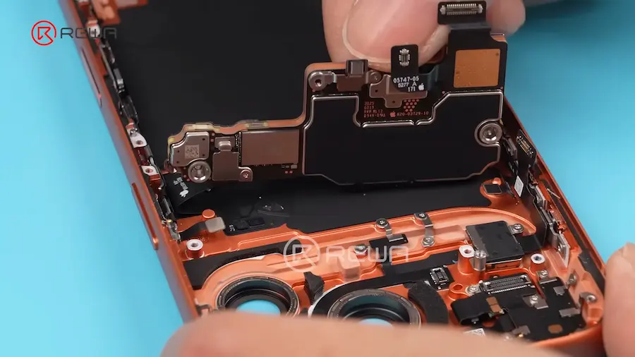 主板設計更極致：雙層堆疊 + 高集成度 1