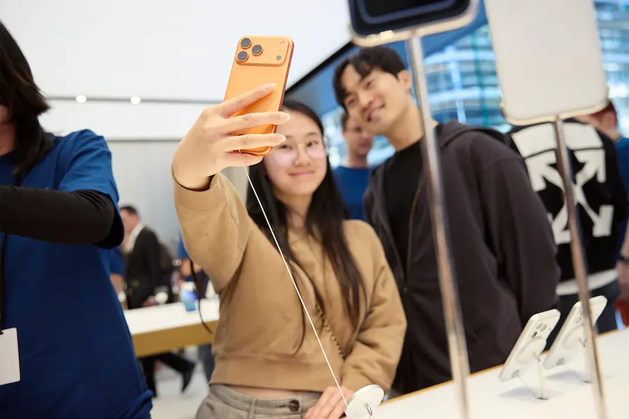 apple store iphone anti theft rope removed reasons a7