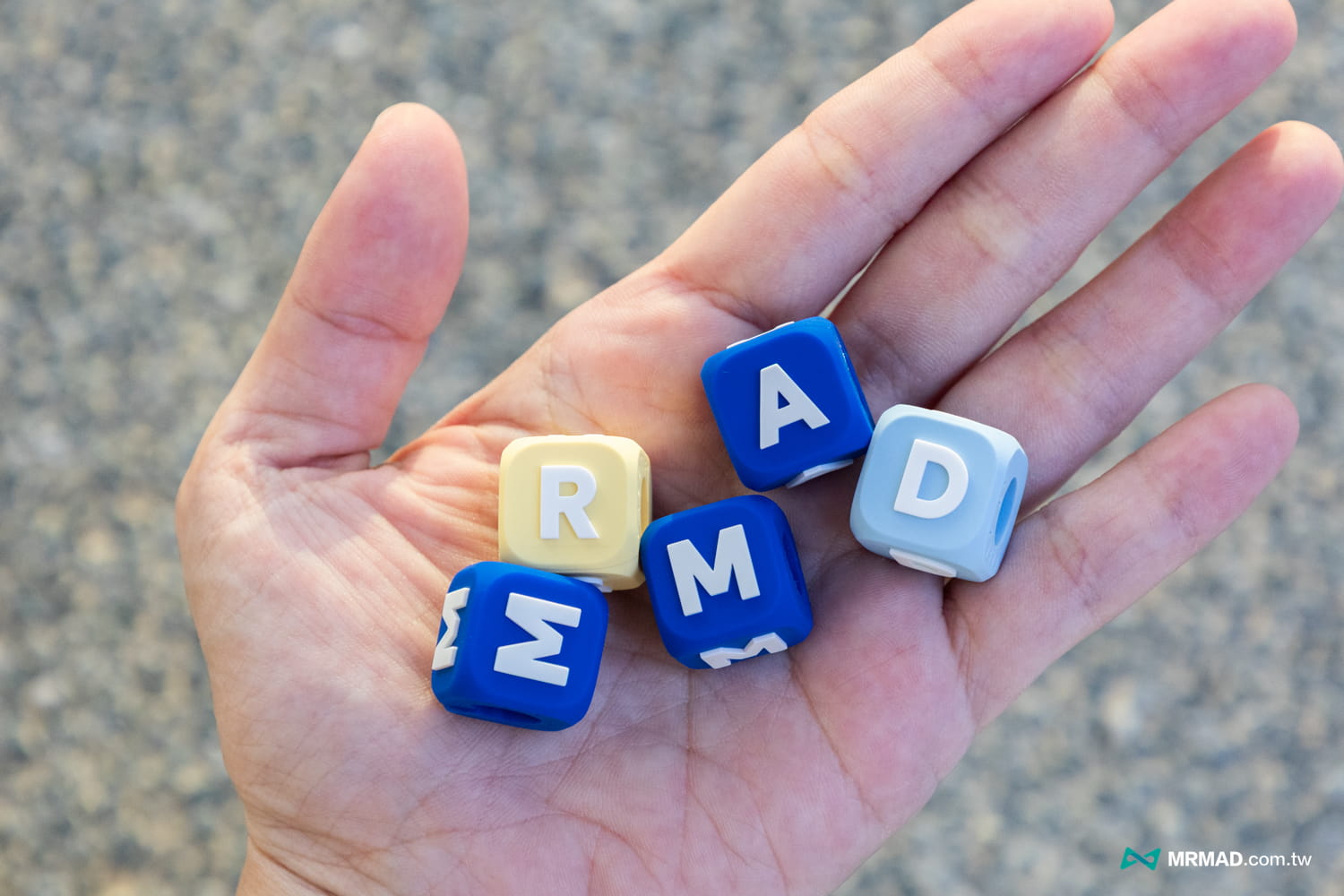 CASETiFY配件III：織繩背帶＋個人化矽膠串珠4