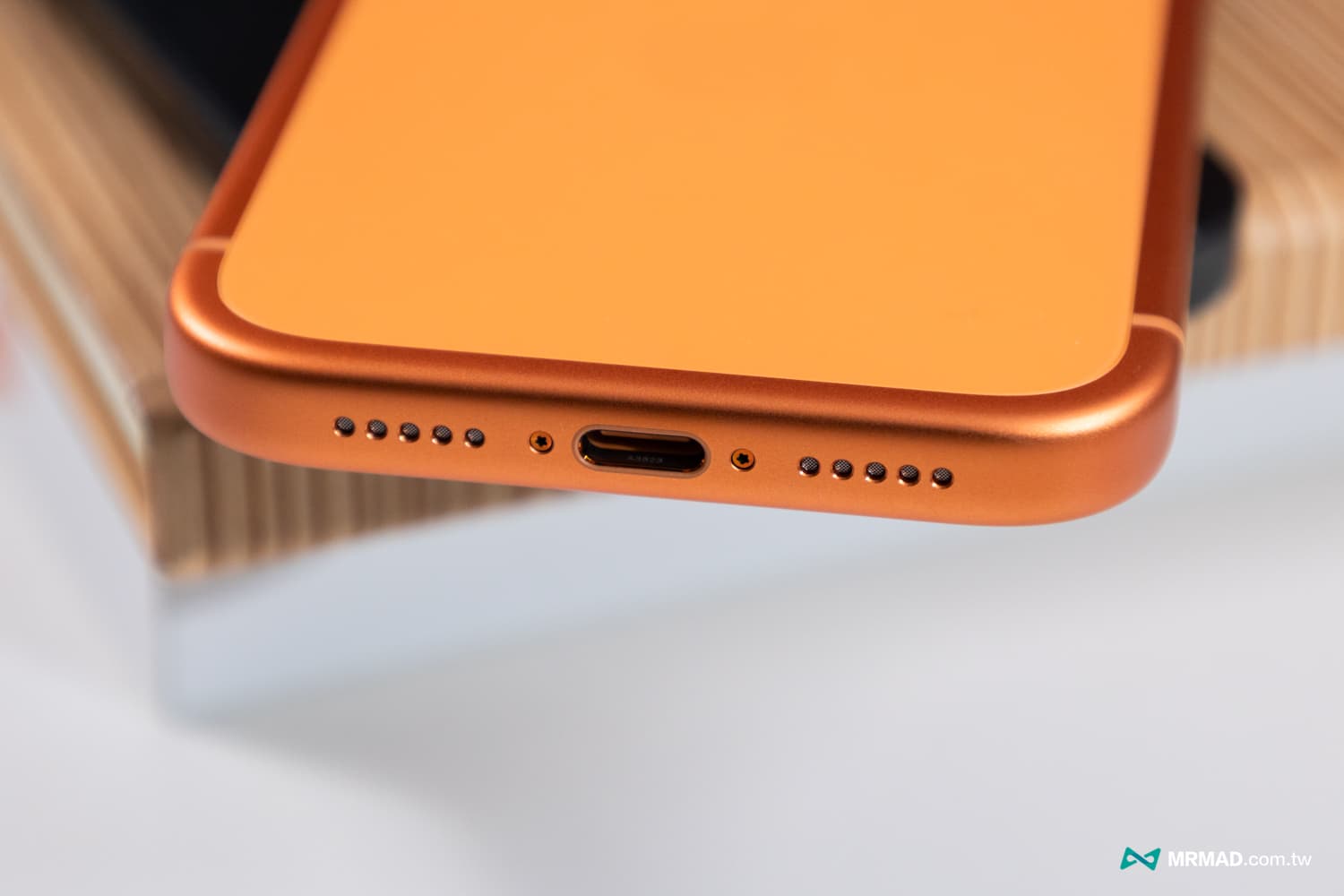 首度支援40W有線快充 1