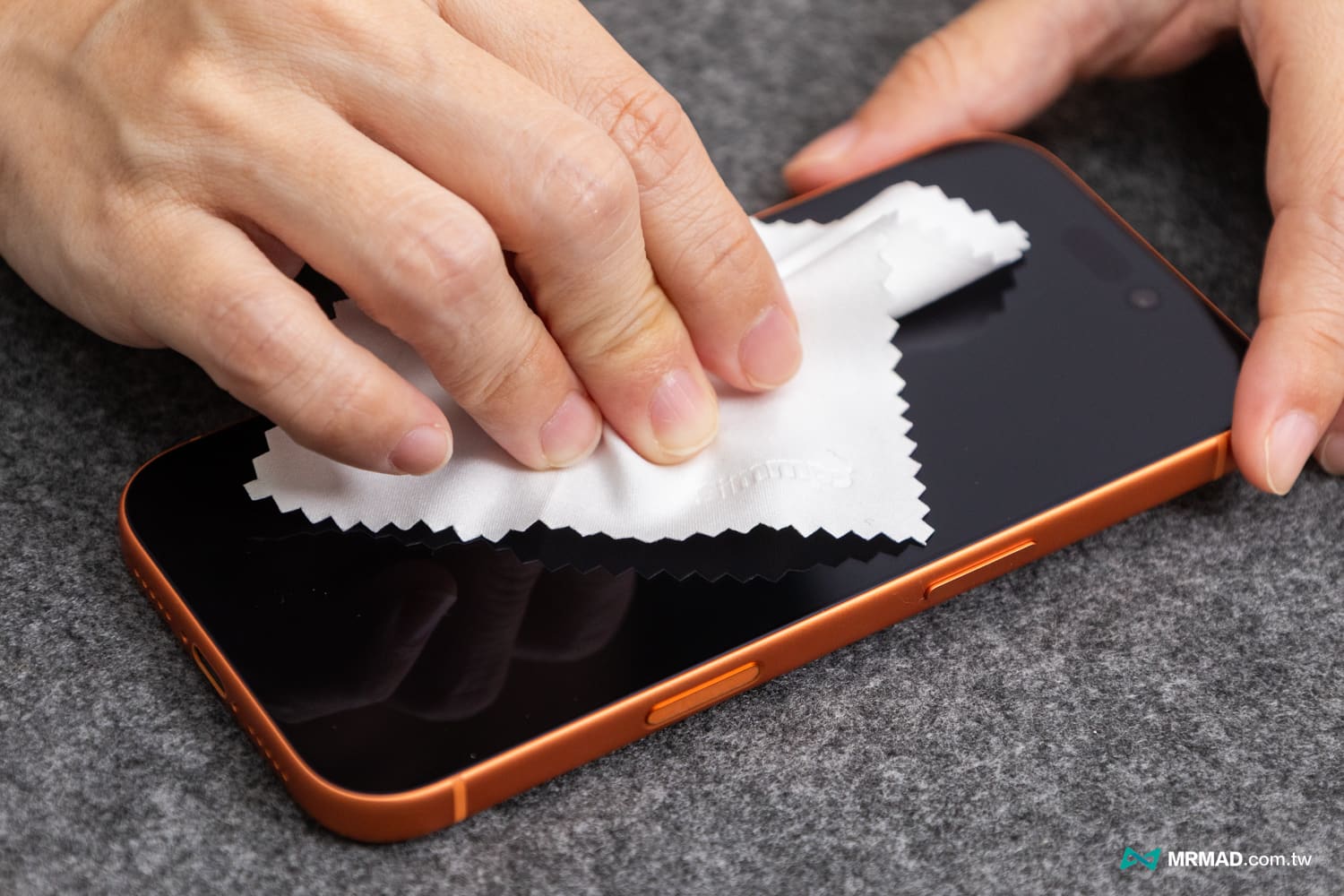 如何貼 Simmpo 抗藍光保護貼3