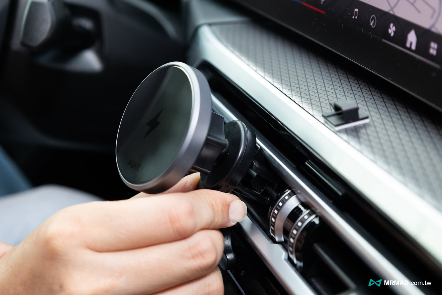 AUKEY HD-MC13 Qi2 磁吸15W無線車充4