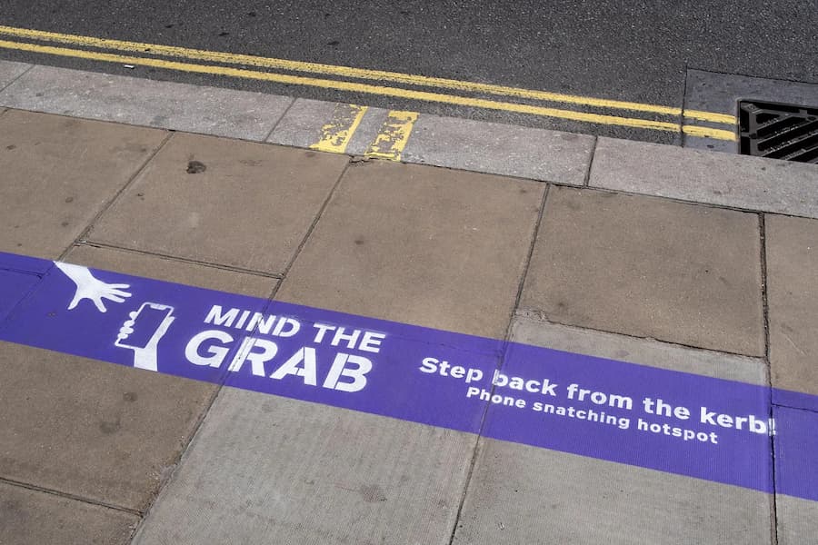 uk travel alert iphone gang targets tourists a2