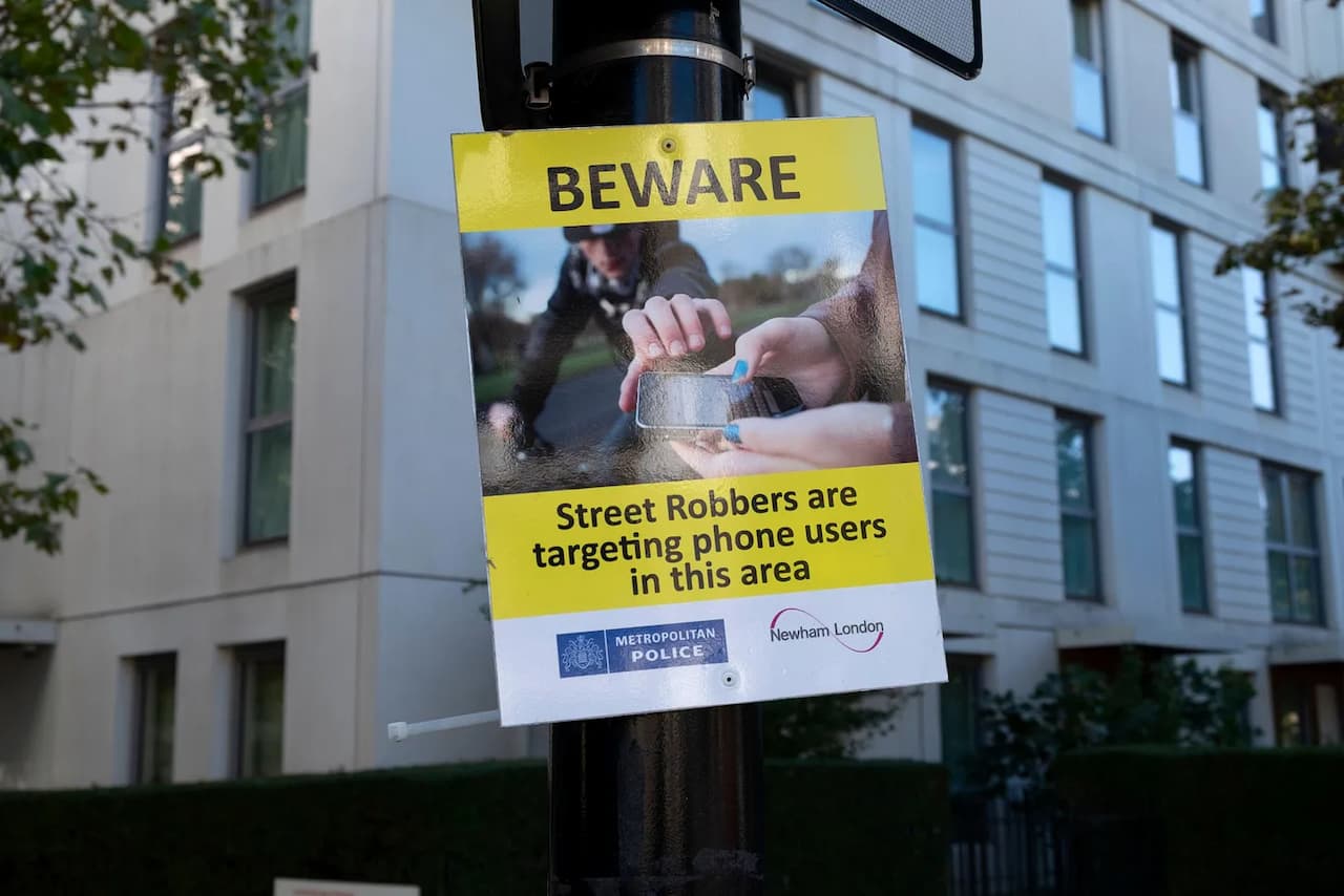 uk travel alert iphone gang targets tourists