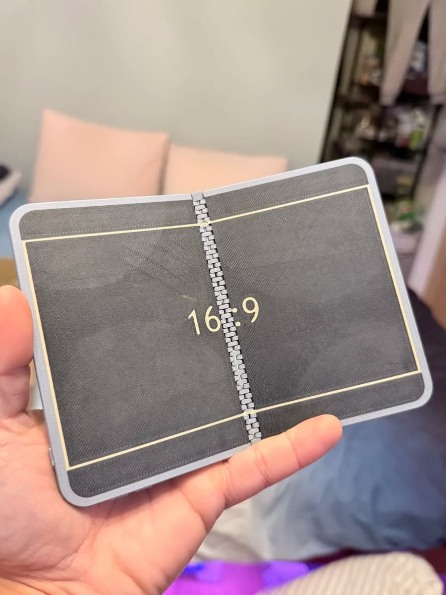 iPhone Fold模型首次現身！外觀融合多款設備設計 4