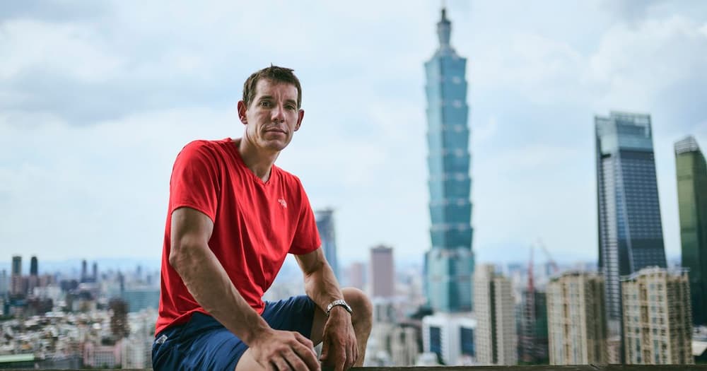 攀台北101霍諾德是誰