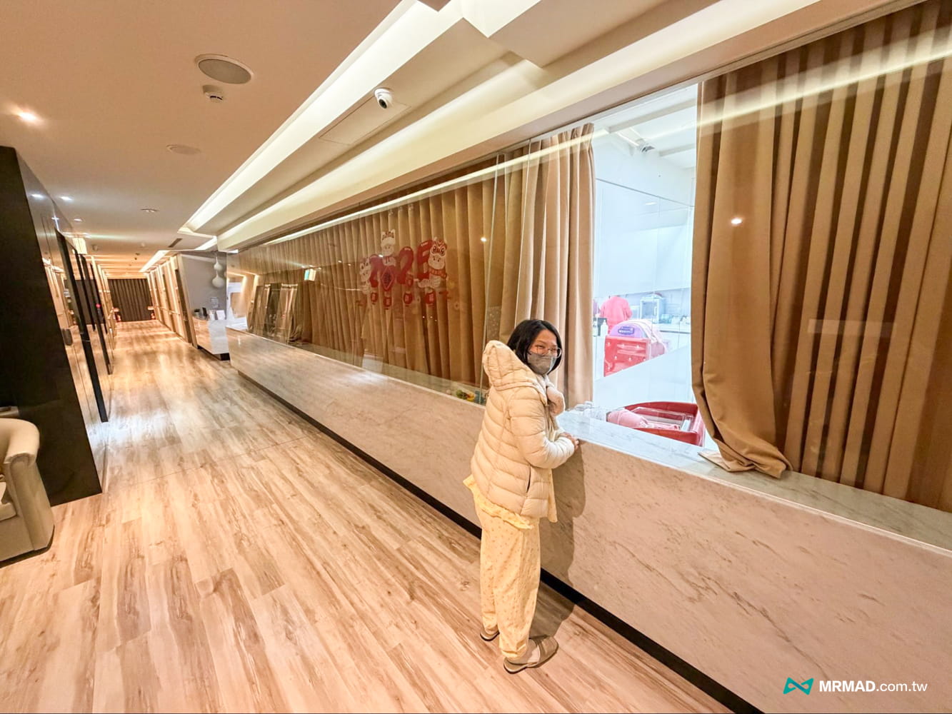 嬰兒室照護：24小時都能觀看