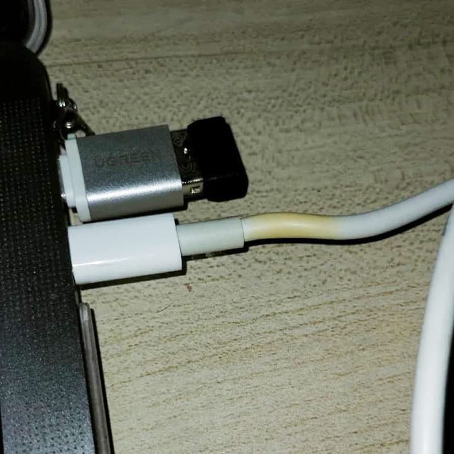 為什麼Apple原廠iPhone充電線這麼容易變黃